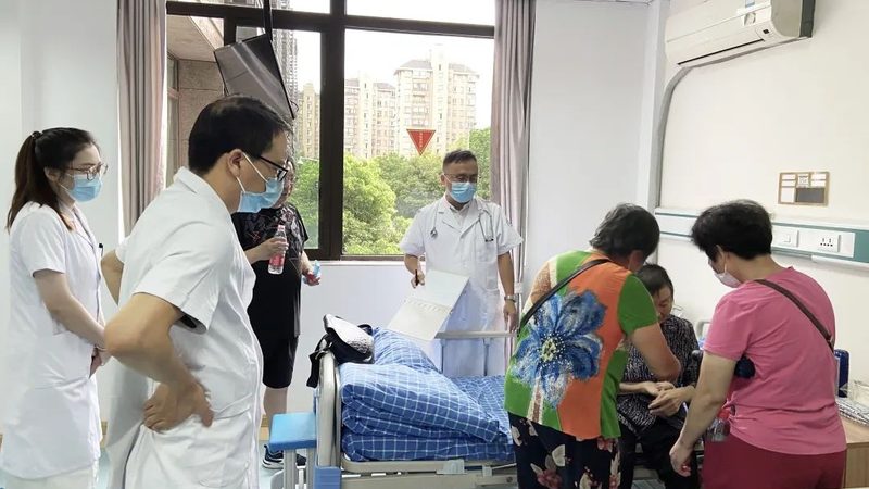 老年人助餐点：一荤两素背后的价格逻辑**