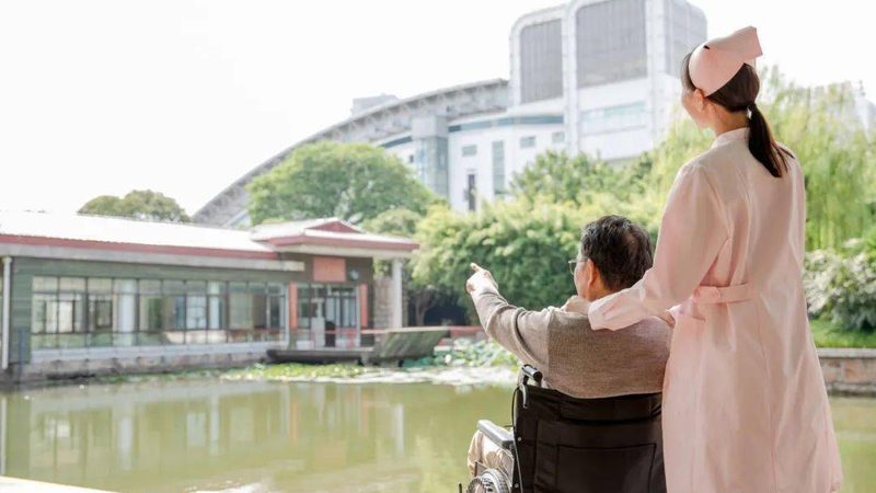 失能老人养老机构定制服务：如何打造温馨照护家园**